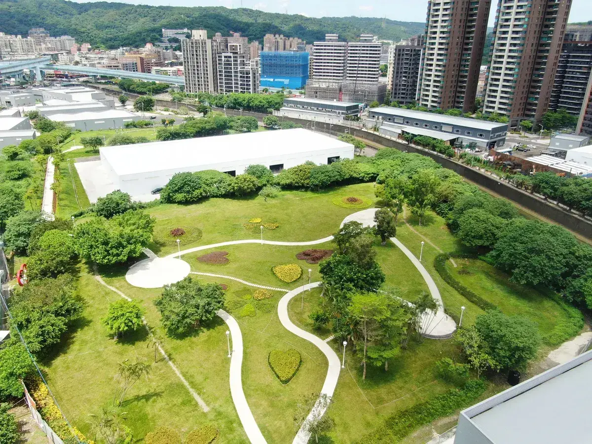 (左)改造前的五股垃圾山，(右)改造後的五股心環原公園。