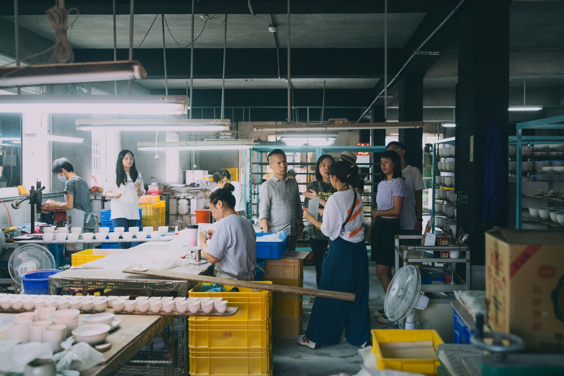 工廠見學邀請多家鶯歌陶瓷工廠打開大門，讓參與者實地認識陶瓷製程。圖為安達窯工廠生產線