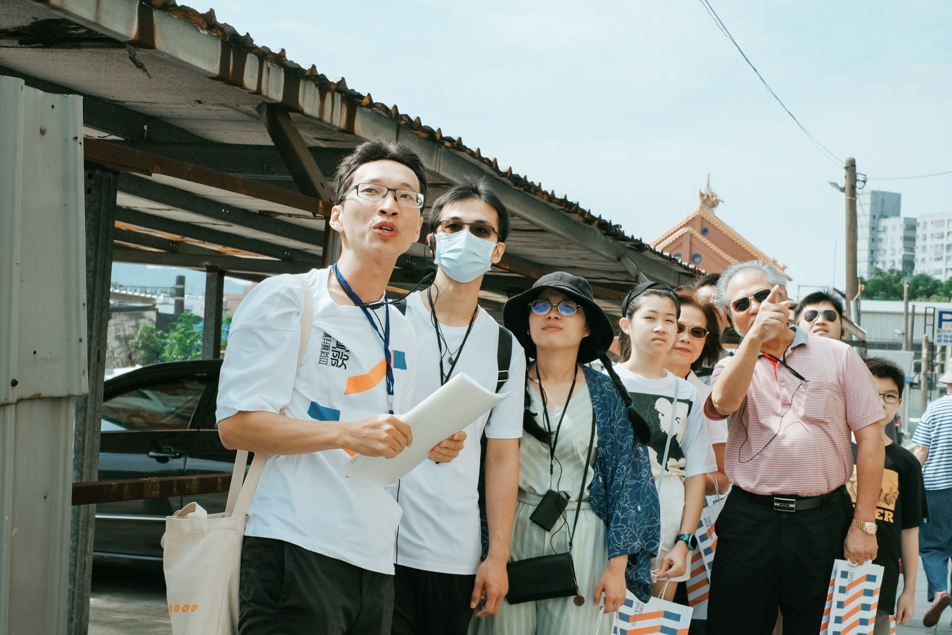 過街區導覽達人帶路，深入鶯歌產業聚落。圖為街區導覽實景、走訪鶯歌街區，穿梭工廠或工作室，以在地文化及產業聚落穿梭其中